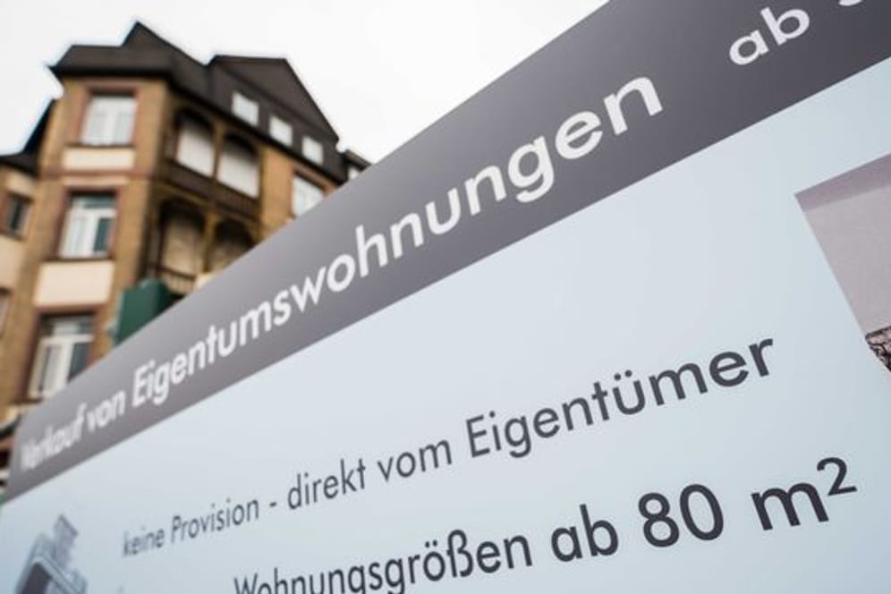 Ein Schild wirbt an einem Bauzaun im Frankfurter Stadtteil Ostend für Eigentumswohnungen.