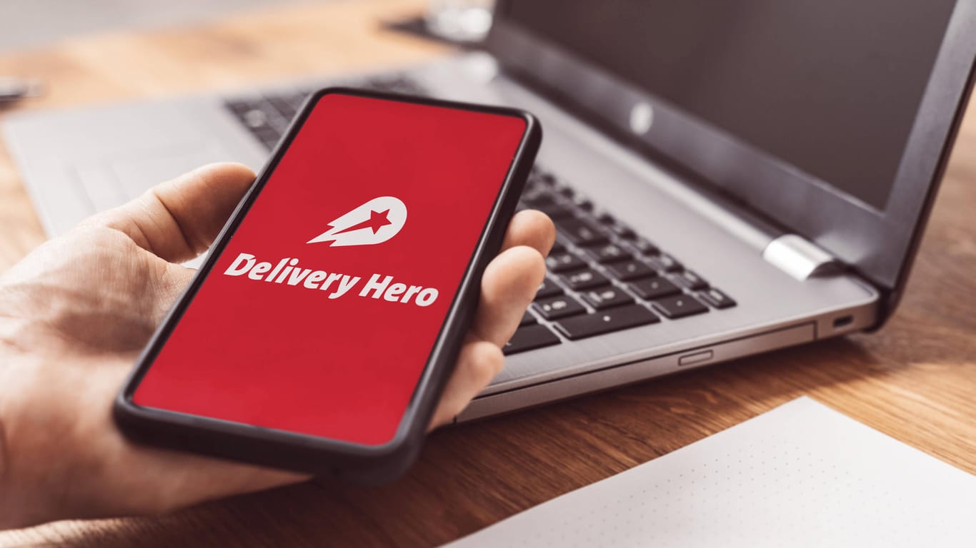 Ein Smartphone zeigt die App von Delivery Hero (Symbolbild): Der Lieferdienst zieht sich aus seinem Heimatmarkt zurück.
