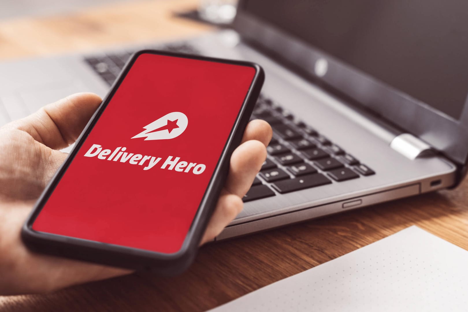 Ein Smartphone zeigt die App von Delivery Hero (Symbolbild): Der Lieferdienst zieht sich aus seinem Heimatmarkt zurück.