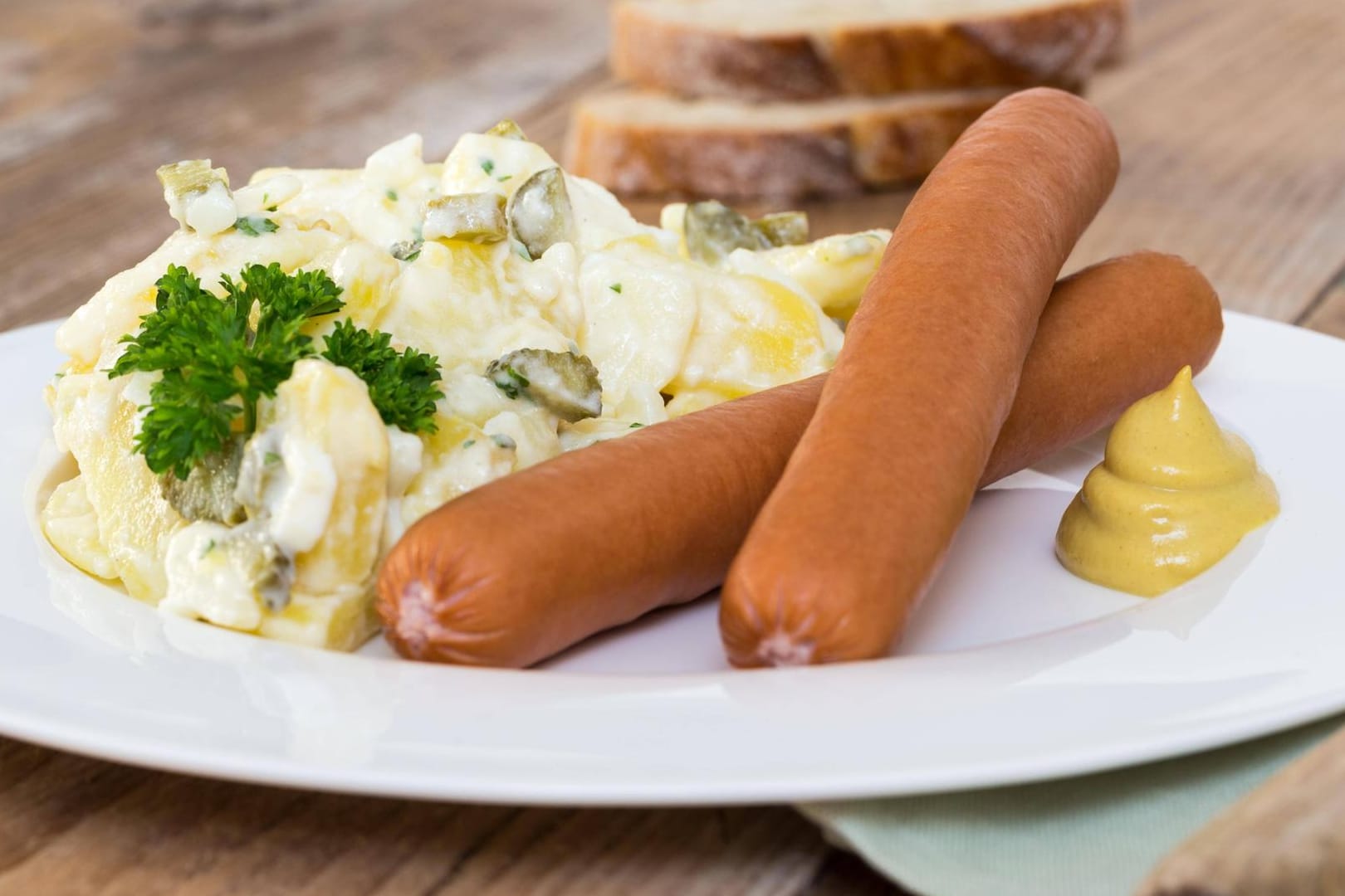 Nicht überall ein billiger Weihnachtsgenuss: Kartoffelsalat mit Würstchen.