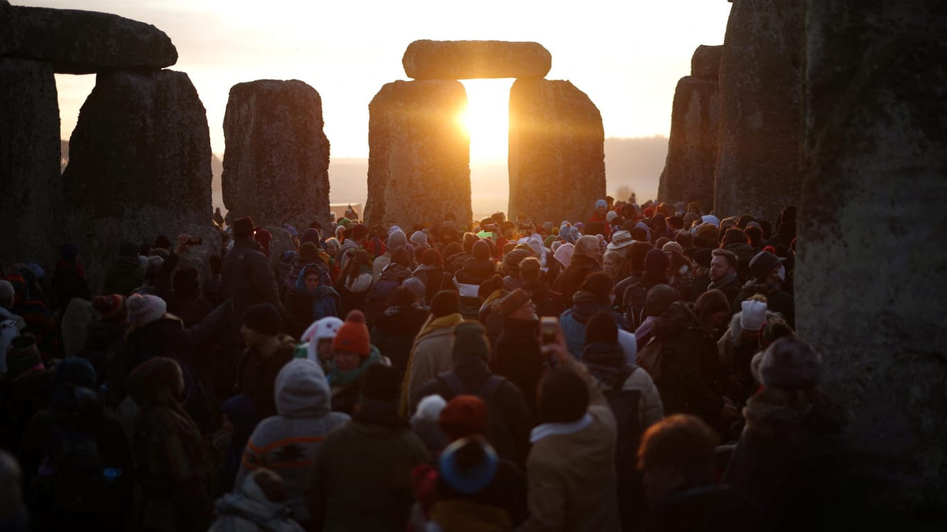 Menschen betrachten die Sonne in Stonehenge: Tausende Besucher waren in diesem Jahr trotz der Pandemie wieder vor Ort.