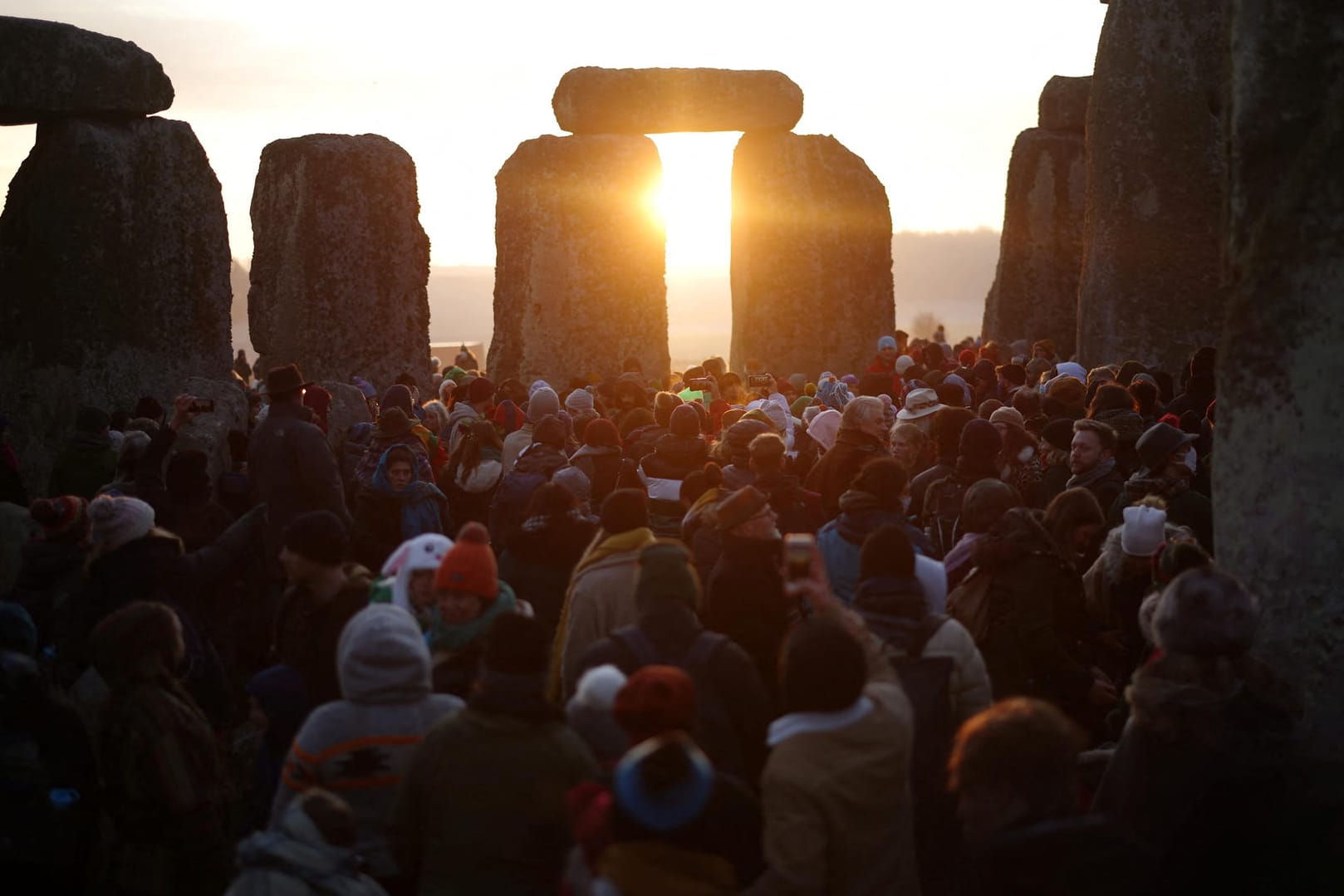 Menschen betrachten die Sonne in Stonehenge: Tausende Besucher waren in diesem Jahr trotz der Pandemie wieder vor Ort.