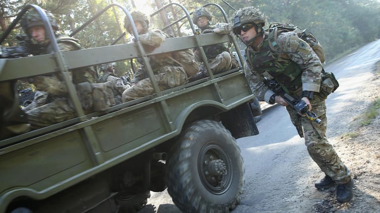 Nato-Soldaten bei einer Übung in der Ukraine: Die Einsatzbereitschaft der schnellen Eingreiftruppe des Militärbündnisses ist offenbar erhöht worden.
