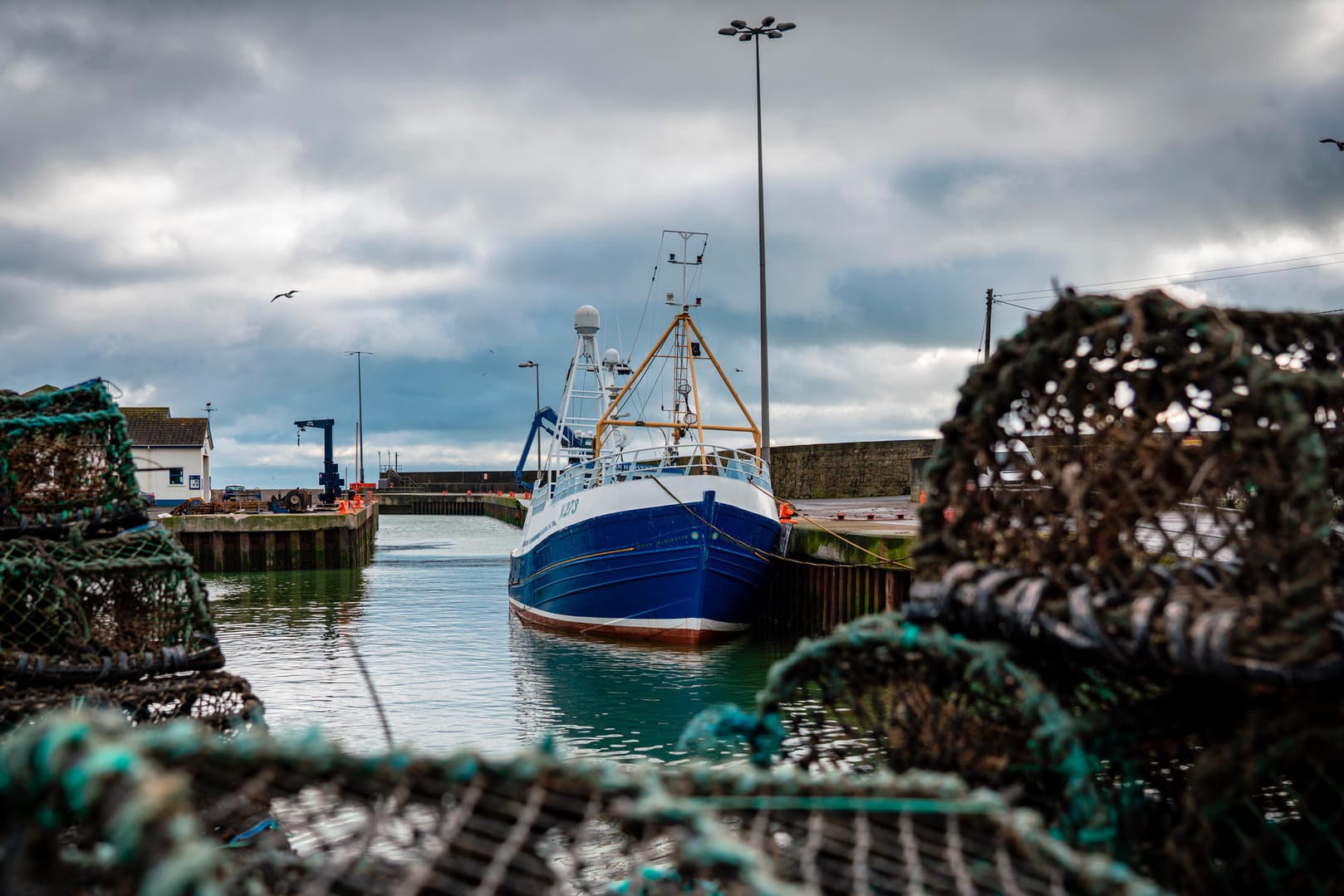 Ein Fischerboot liegt im Hafen von Kilkeel, Großbritannien: Wie hoch die Fangmengen ausfallen, hängt unter anderem von internationalen Verpflichtungen ab.