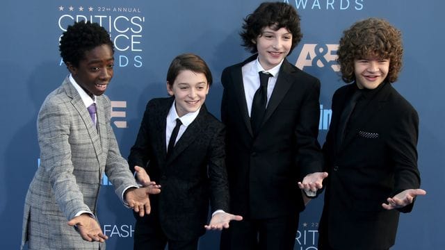 Caleb McLaughlin, Noah Schnapp, Finn Wolfhard und Gaten Matarazzo bei den Critics' Choice Awards 2016.