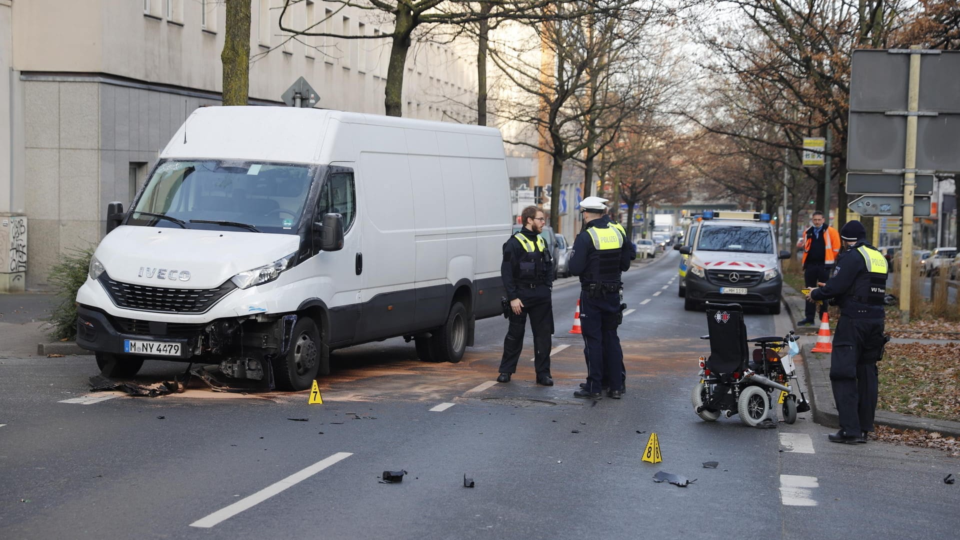 Unfallort in der Hindenburgstraße: Ein Transporter hat hier am Mittwochmorgen einen E-Rollstuhlfahrer angefahren. Unfallort in der Hindenburgstraße: Ein Transporter hat hier am Mittwochmorgen einen E-Rollstuhlfahrer angefahren.