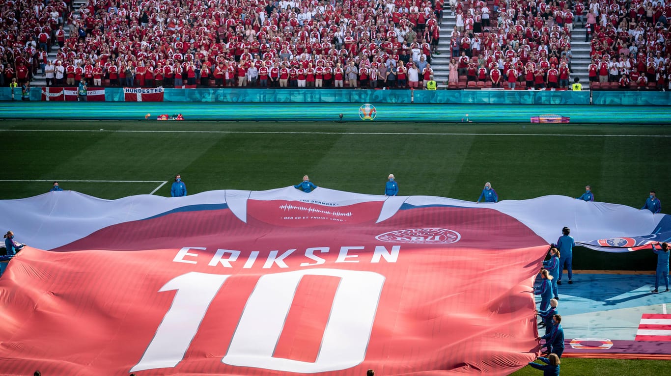 Bilder vom EM-Spiel nach dem tragischen Vorfall: Vor der Dänemark-Partie gegen Belgien wird das XXL-Trikot von Eriksen auf den Platz getragen.