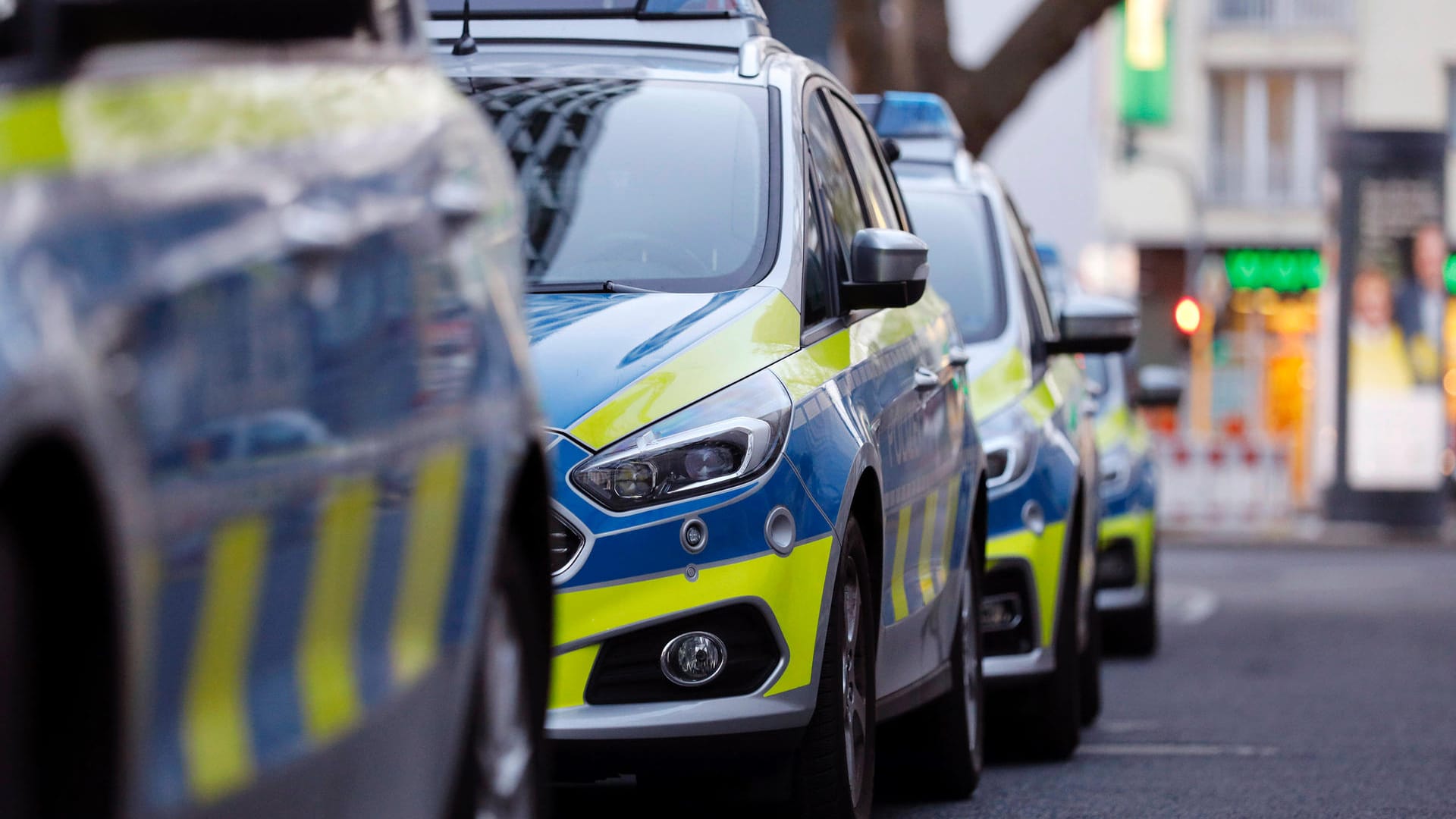 Polizeifahrzeuge in Köln (Symbolbild): Die Beamten konnten den Mann festnehmen. Polizeifahrzeuge in Köln (Symbolbild): Die Beamten konnten den Mann festnehmen.