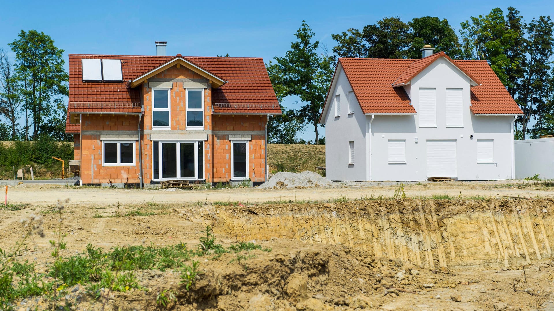 Einfamilienhäuser in einem Neubaugebiet (Symbolbild): Das aktuelle Bevölkerungswachstum in Deutschland ist nur ein Zwischenhoch durch kurzfristig hohe Einwanderungs- und Geflüchtetenzahlen. Schon ab 2031 soll die Bevölkerung wieder deutlich und dauerhaft schrumpfen, so die Prognose des Statistischen Bundesamtes.