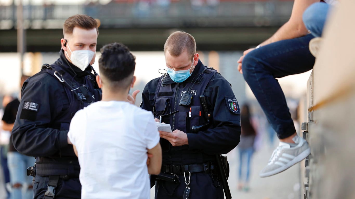 Mitarbeiter des Ordnungsamts Köln bei einer Kontrolle: Die Kölner Polizei nahm wegen Verstößen gegen die Corona-Regeln Bußgelder in Millionenhöhe ein.