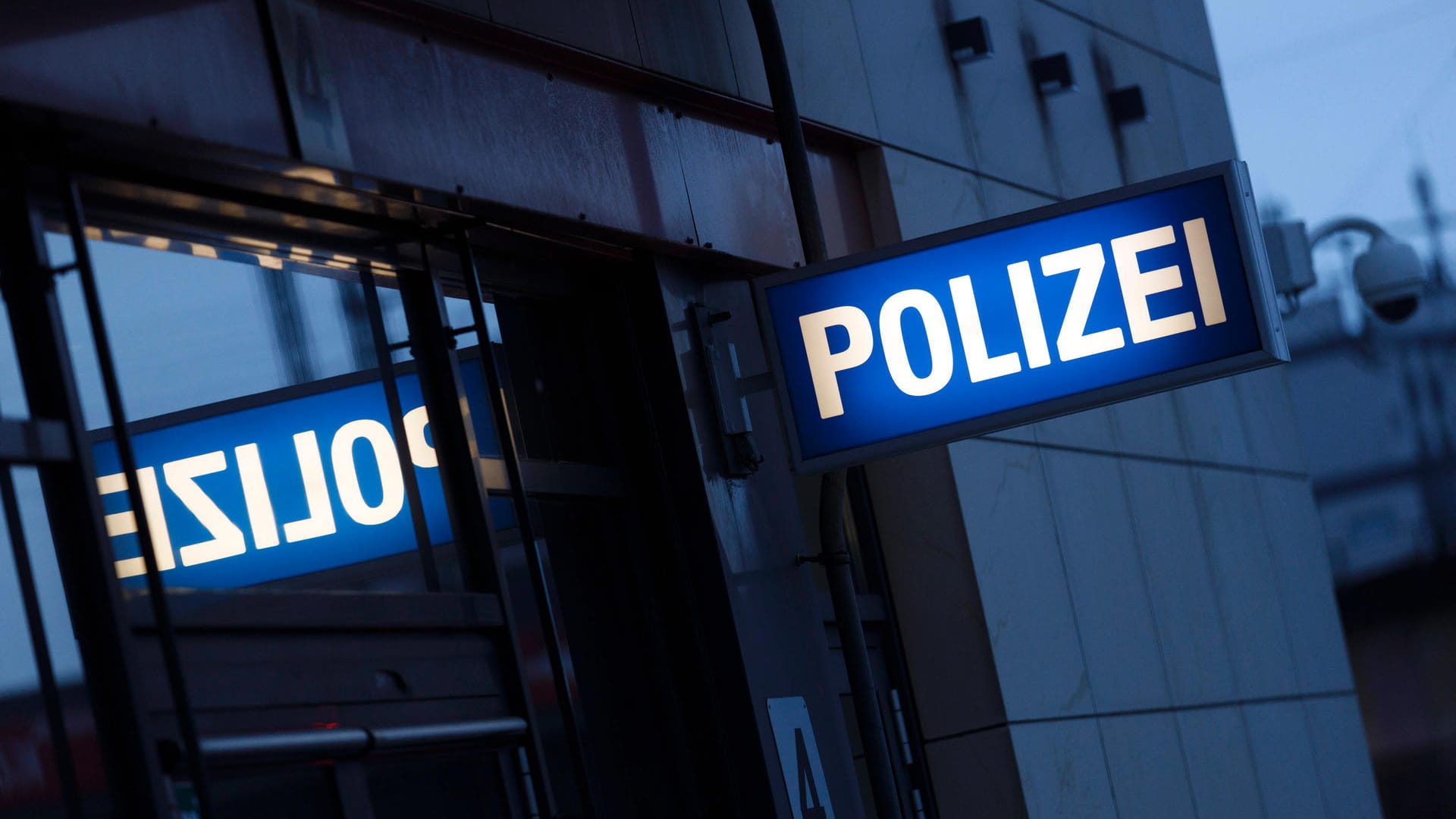 Polizeiwache (Symbolbild): Der mutmaßliche Hehler flüchtete, als er eine Polizistin aus der Wache kommen sah. Polizeiwache (Symbolbild): Der mutmaßliche Hehler flüchtete, als er eine Polizistin aus der Wache kommen sah.