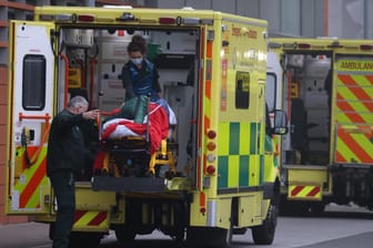 Ein Krankenwagen vor dem The Royal London Hospital in London: In Großbritannien schlägt die Omikron-Welle mit voller Wucht zu.
