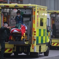 Ein Krankenwagen vor dem The Royal London Hospital in London: In Großbritannien schlägt die Omikron-Welle mit voller Wucht zu.