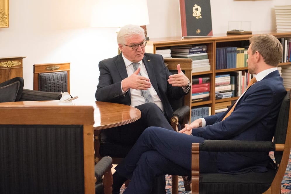 Frank-Walter Steinmeier spricht mit Christian Lindner (Archiv): Lindner hatte bereits im November signalisiert, dass die FDP Steinmeier unterstützen würde.