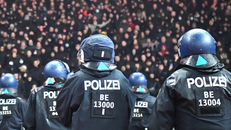 Polizisten bei einem Fußballspiel (Archivbild): Wo möglich werden bei der Polizei München Kohorten gebildet.