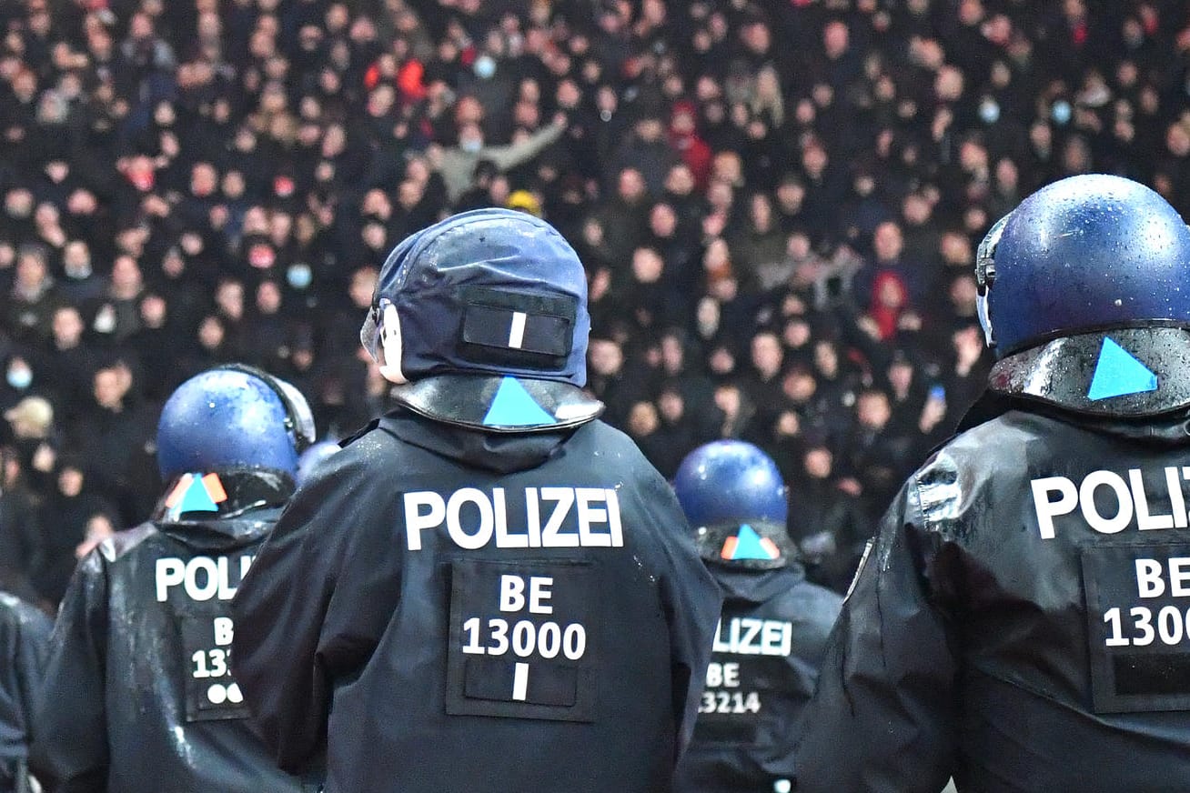 Polizisten bei einem Fußballspiel (Archivbild): Wo möglich werden bei der Polizei München Kohorten gebildet.