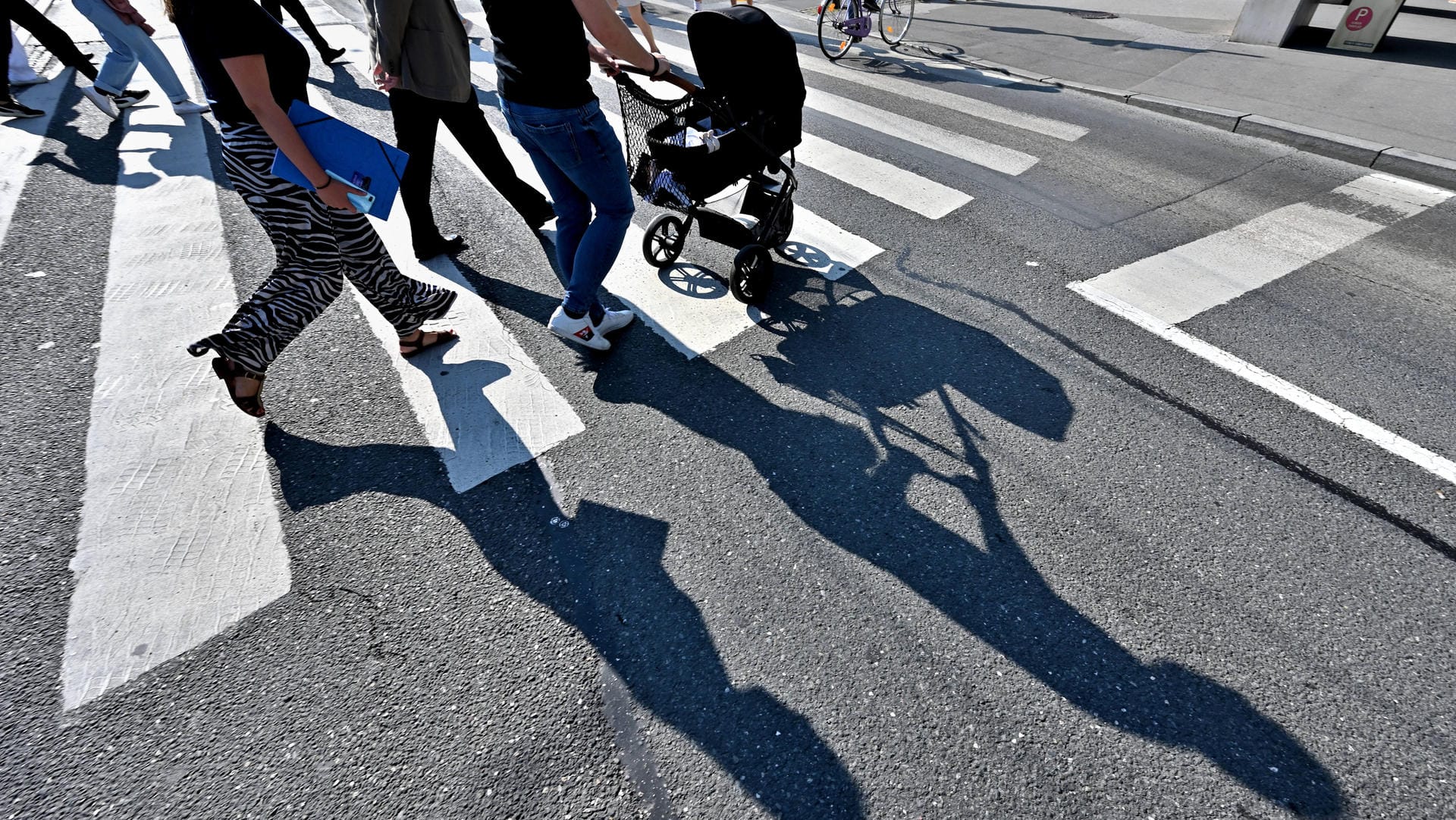 Fußgänger mit Kinderwagen (Symbolbild): Die Scheiben des Unfallwagens waren wohl vereist. Fußgänger mit Kinderwagen (Symbolbild): Die Scheiben des Unfallwagens waren wohl vereist.