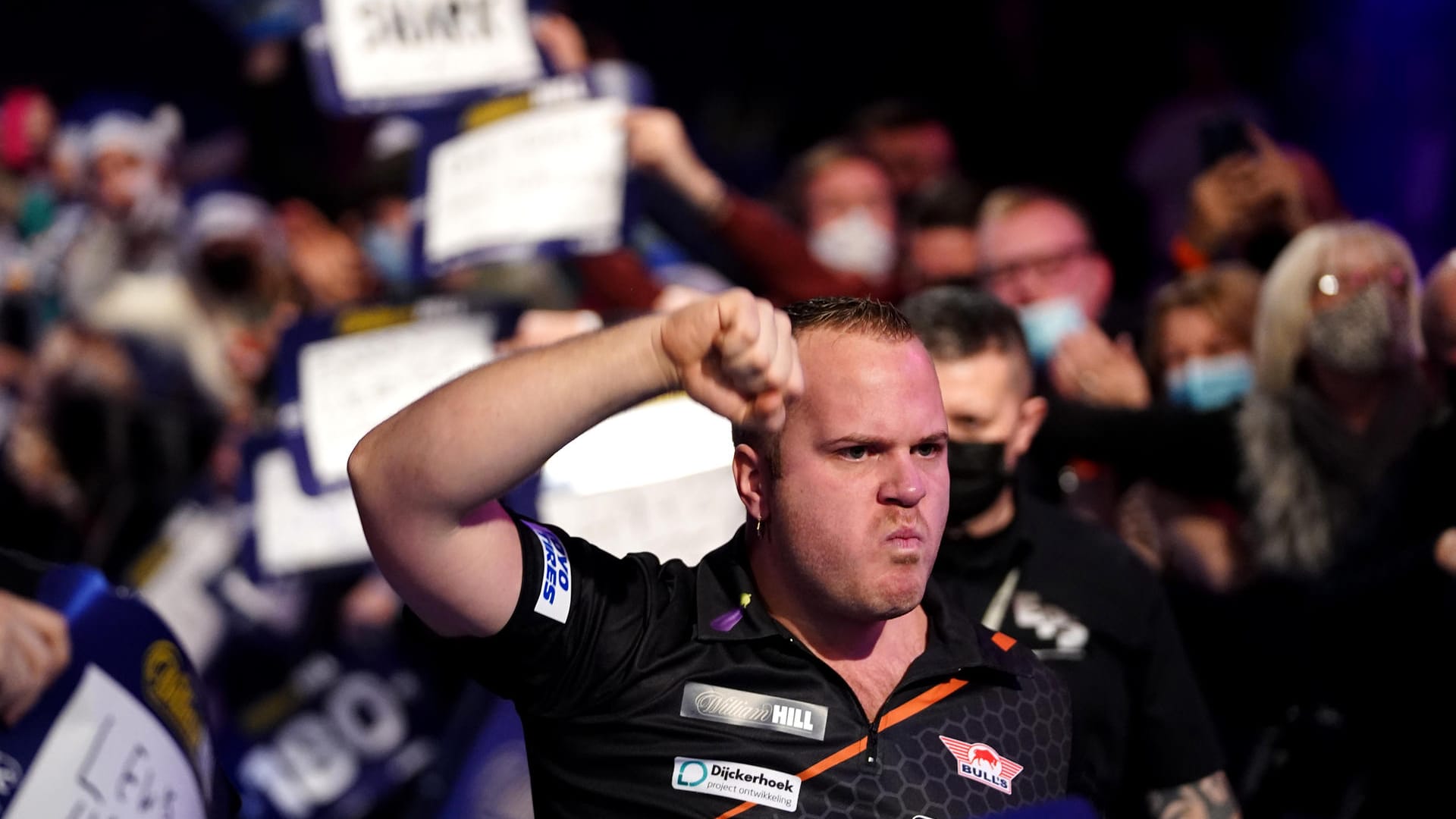 Darts-WM in London: Dirk van Duijvenbode ist eine Runde weiter.