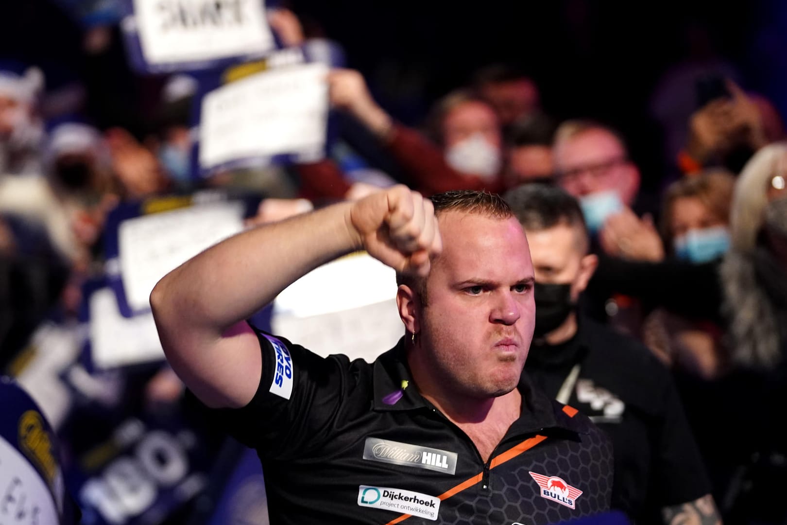 Darts-WM in London: Dirk van Duijvenbode ist eine Runde weiter.