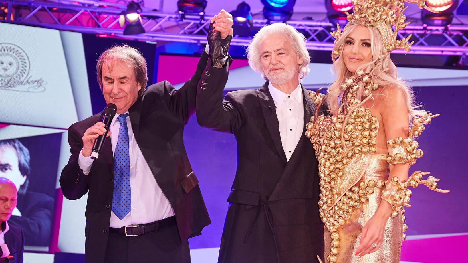 Hermann Bühlbecker und Chris de Burgh mit Tochter und Model Rosanna Davison auf dem Catwalk bei der "Lambertz Monday-Night" 2019. Von de Burgh habe er die Handynummer, erzählt der Familienunternehmer fast beiläufig. Vier- bis fünfmal im Jahr schrieben sie sich SMS, etwa zum Geburtstag.