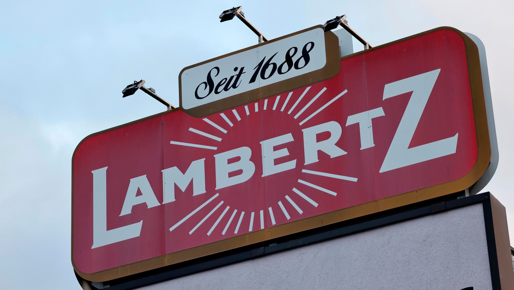 Schild der Firma Lambertz in Aachen: Die Unternehmensgruppe ist Weltmarktführer für sogenanntes Saisongebäck. Im Sommer produziert sie Lebkuchen, Aachener Printen und Dresdner Christstollen für das Weihnachtsgeschäft. Im Winter läuft Bio-Gebäck vom Band sowie vegane Kekse für Meetings und Konferenzen.