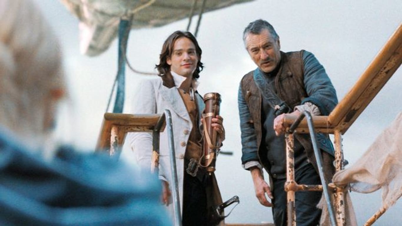 Auf seiner wundersamen Reise trifft Tristan Thorn (Charlie Cox, l) auf Captain Shakespeare (Robert De Niro, r).