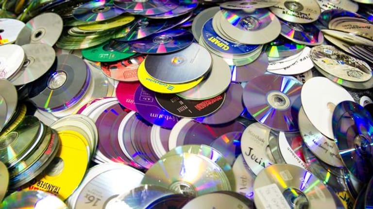 Warten auf die Wiederverwertung: Ausgediente CDs und DVDs enthalten hochwertige Kunststoffe, die bei richtiger Entsorgung wiedergewonnen werden können.