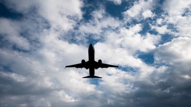 Ein Flugzeug landet bei stürmischem Wetter (Symbolbild): Rund 30 Flieger wollten zum Ferienstart ist Leipzig abheben. Ein Flugzeug landet bei stürmischem Wetter (Symbolbild): Rund 30 Flieger wollten zum Ferienstart ist Leipzig abheben.