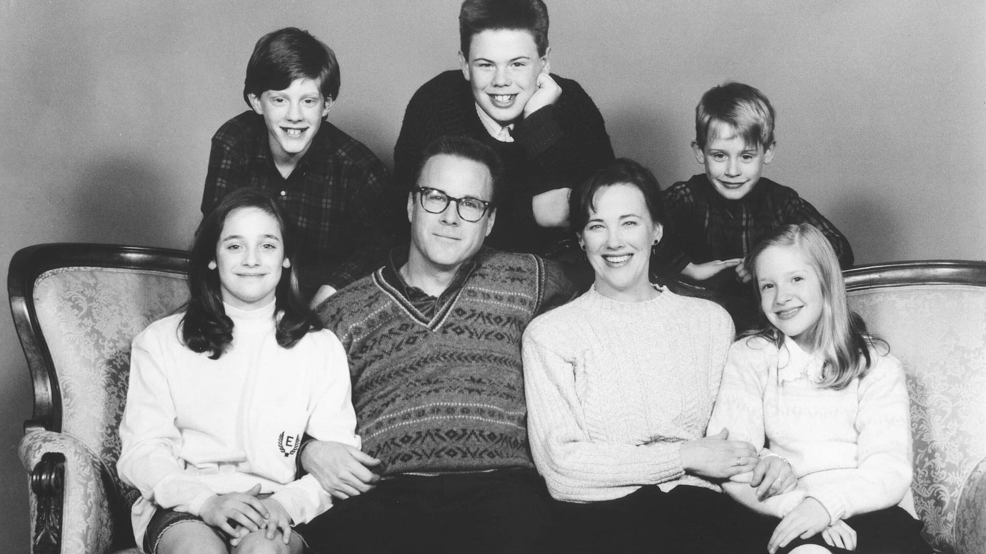 Die Stars aus "Kevin – Allein zu Haus": Michael Maronna, Devin Ratray und Macaulay Culkin (hintere Reihe) sowie Hillary Wolf, John Heard, Catherine O'Hara und Angela Goethals (vordere Reihe) im Jahr 1990.