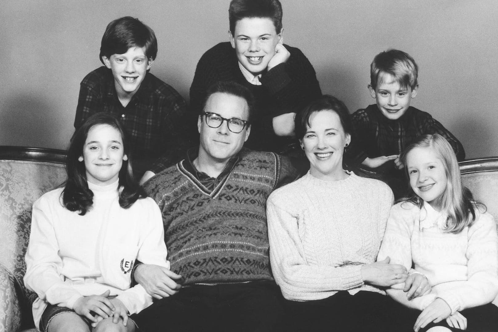 Die Stars aus "Kevin – Allein zu Haus": Michael Maronna, Devin Ratray und Macaulay Culkin (hintere Reihe) sowie Hillary Wolf, John Heard, Catherine O'Hara und Angela Goethals (vordere Reihe) im Jahr 1990.