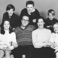 Die Stars aus "Kevin – Allein zu Haus": Michael Maronna, Devin Ratray und Macaulay Culkin (hintere Reihe) sowie Hillary Wolf, John Heard, Catherine O'Hara und Angela Goethals (vordere Reihe) im Jahr 1990.