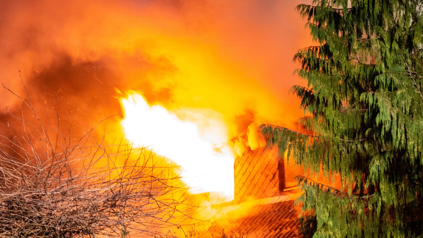 Flammen schlagen aus dem Einfamilienhaus: Dutzende Feuerwehrleute waren angerückt.