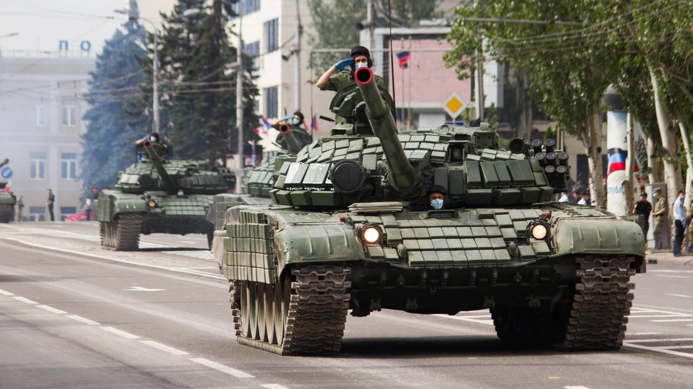 Panzer bei einer Militärparade in Donetsk: Die OSZE hat einen kompletten Waffenstillstand in der Ost-Ukraine verkündet.