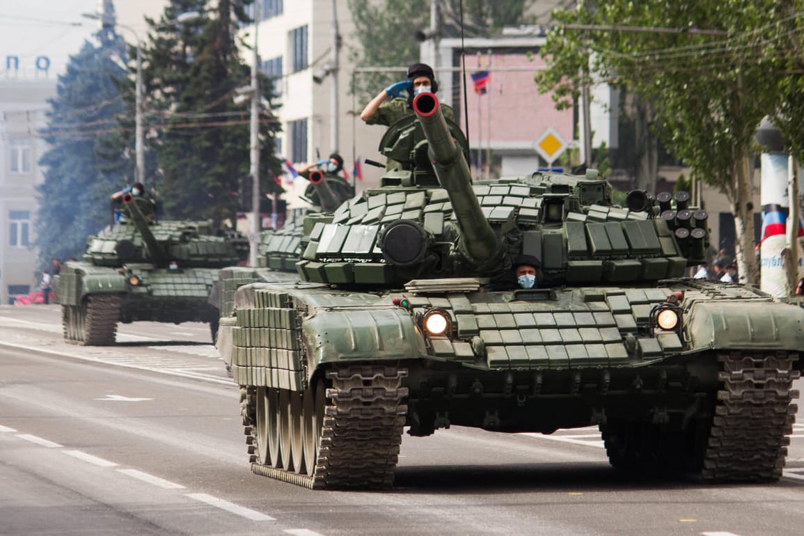 Panzer bei einer Militärparade in Donetsk: Die OSZE hat einen kompletten Waffenstillstand in der Ost-Ukraine verkündet.