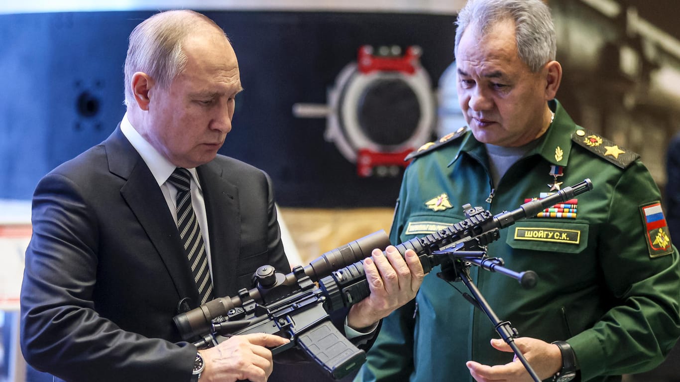 Wladimir Putin mit dem russischen Verteidigungsminister Sergej Schoigu auf einer Waffenmesse: Der russische Präsident ließ in den vergangenen Wochen die russische Truppenpräsenz an der ukrainischen Grenze erhöhen.