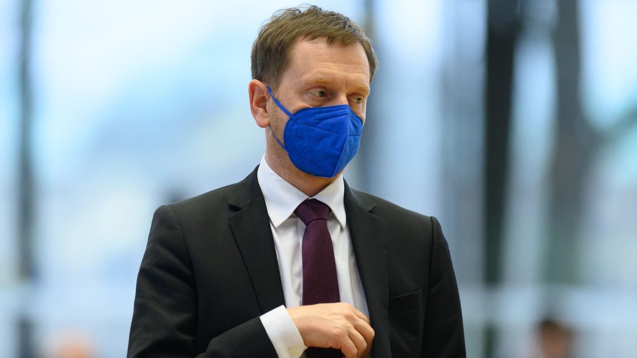 Sachsens Ministerpräsident Michael Kretschmer (CDU)gehen die jüngst gefassten Corona-Beschlüsse angesichts der Omikron-Variante nicht weit genug. Sachsens Ministerpräsident Michael Kretschmer (CDU)gehen die jüngst gefassten Corona-Beschlüsse angesichts der Omikron-Variante nicht weit genug.