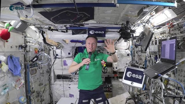 Astronaut Maurer mit Nussknacker auf der ISS