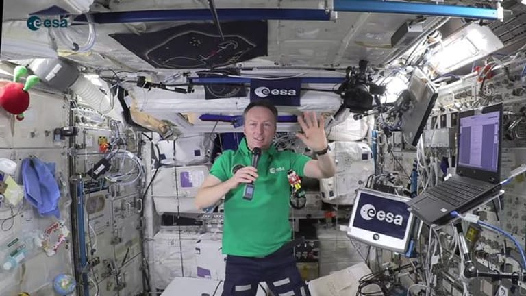 Astronaut Maurer mit Nussknacker auf der ISS