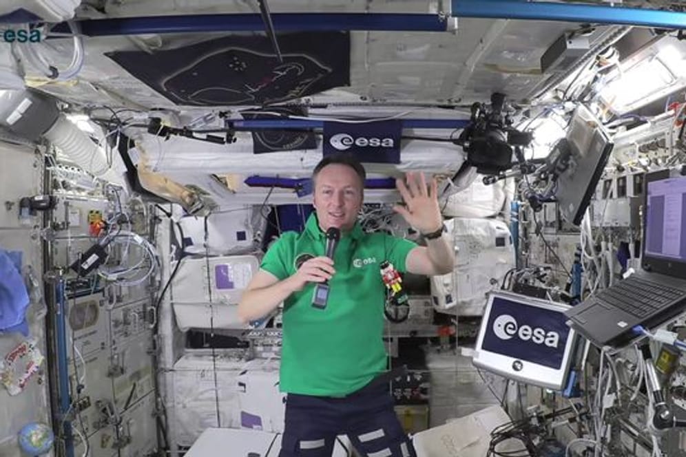 Astronaut Maurer mit Nussknacker auf der ISS