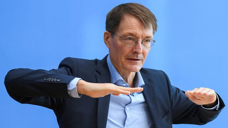 Karl Lauterbach: Der Gesundheitsminister rechnet mit einer Omikron-Welle zum Jahreswechsel.