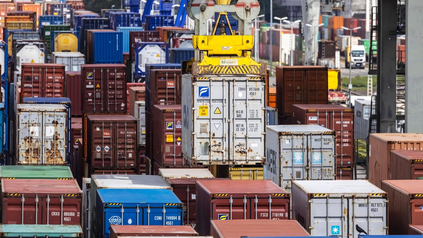 Container werden verladen (Symbolbild): Die hohen Energiepreise schrauben auch die deutschen Importpreise in die Höhe.