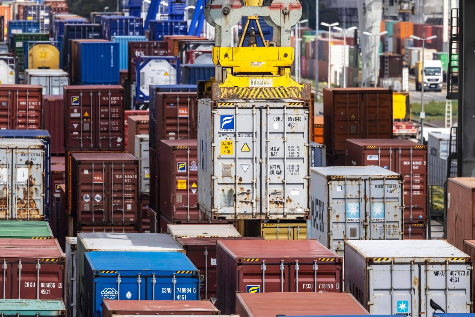 Container werden verladen (Symbolbild): Die hohen Energiepreise schrauben auch die deutschen Importpreise in die Höhe.