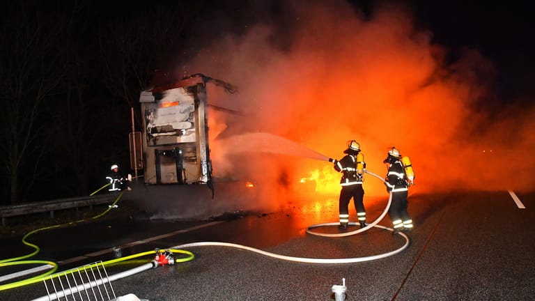 Feuerwehreinsatz auf der A1: Am Donnerstag ist dort ein Lkw in Flammen geraten.