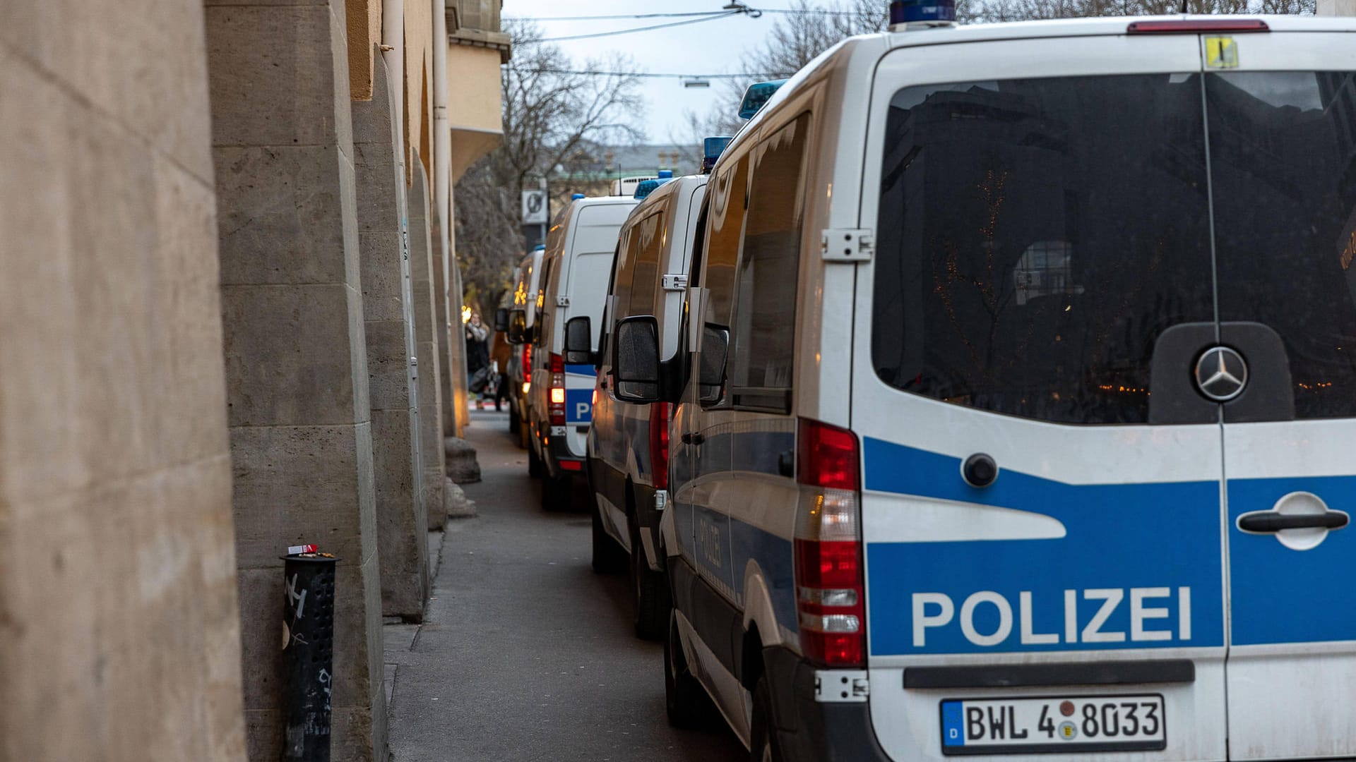 Einsatzwägen der Stuttgarter Polizei (Archivbild): Nach einem Einbruch in ein Juweliergeschäft sucht die Polizei nach Zeugen.