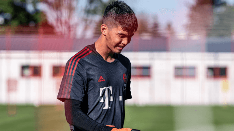 Liu Shaoziyang ist der Name des Torwarttalents, das ab Januar für den Bayern-Nachwuchs im Tor stehen könnte. Schon seit Mitte Dezember steht der junge Chinese offiziell beim Rekordmeister unter Vertrag, kam von Kooperationspartner FC Wuhan Three Towns. Der 18-Jährige wird vorerst für den Nachwuchs eingeplant, gilt als Perspektivtransfer. Liu Shaoziyang ist der Name des Torwarttalents, das ab Januar für den Bayern-Nachwuchs im Tor stehen könnte. Schon seit Mitte Dezember steht der junge Chinese offiziell beim Rekordmeister unter Vertrag, kam von Kooperationspartner FC Wuhan Three Towns. Der 18-Jährige wird vorerst für den Nachwuchs eingeplant, gilt als Perspektivtransfer.