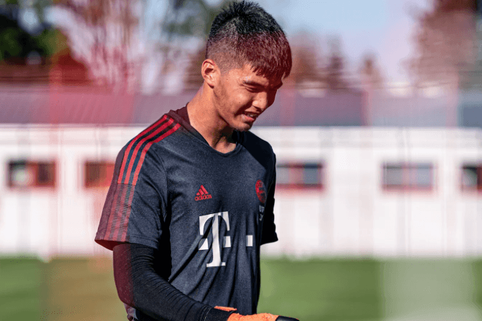 Liu Shaoziyang ist der Name des Torwarttalents, das ab Januar für den Bayern-Nachwuchs im Tor stehen könnte. Schon seit Mitte Dezember steht der junge Chinese offiziell beim Rekordmeister unter Vertrag, kam von Kooperationspartner FC Wuhan Three Towns. Der 18-Jährige wird vorerst für den Nachwuchs eingeplant, gilt als Perspektivtransfer.