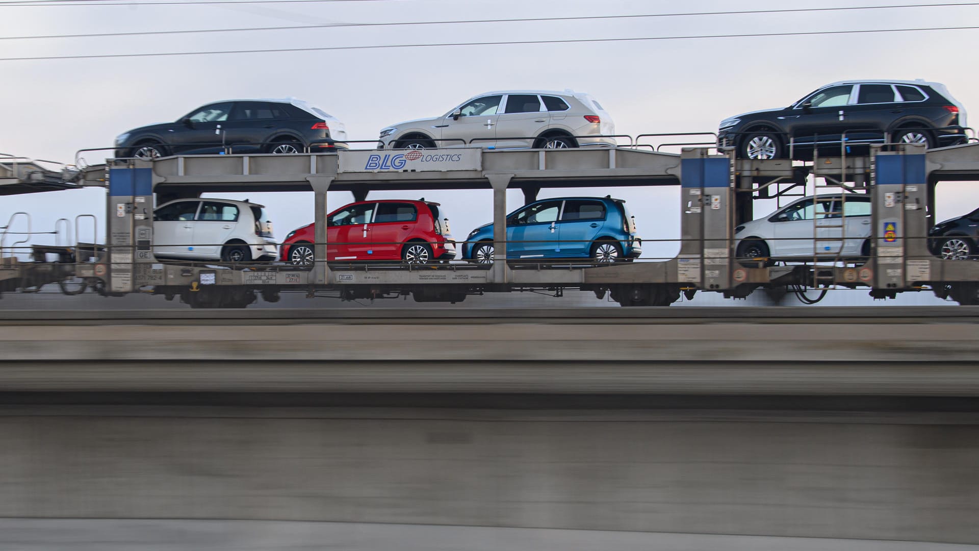 Güterzug mit Neuwagen: Auf dem deutschen Automarkt sind Neuwagen gegenwärtig so teuer wie noch nie.