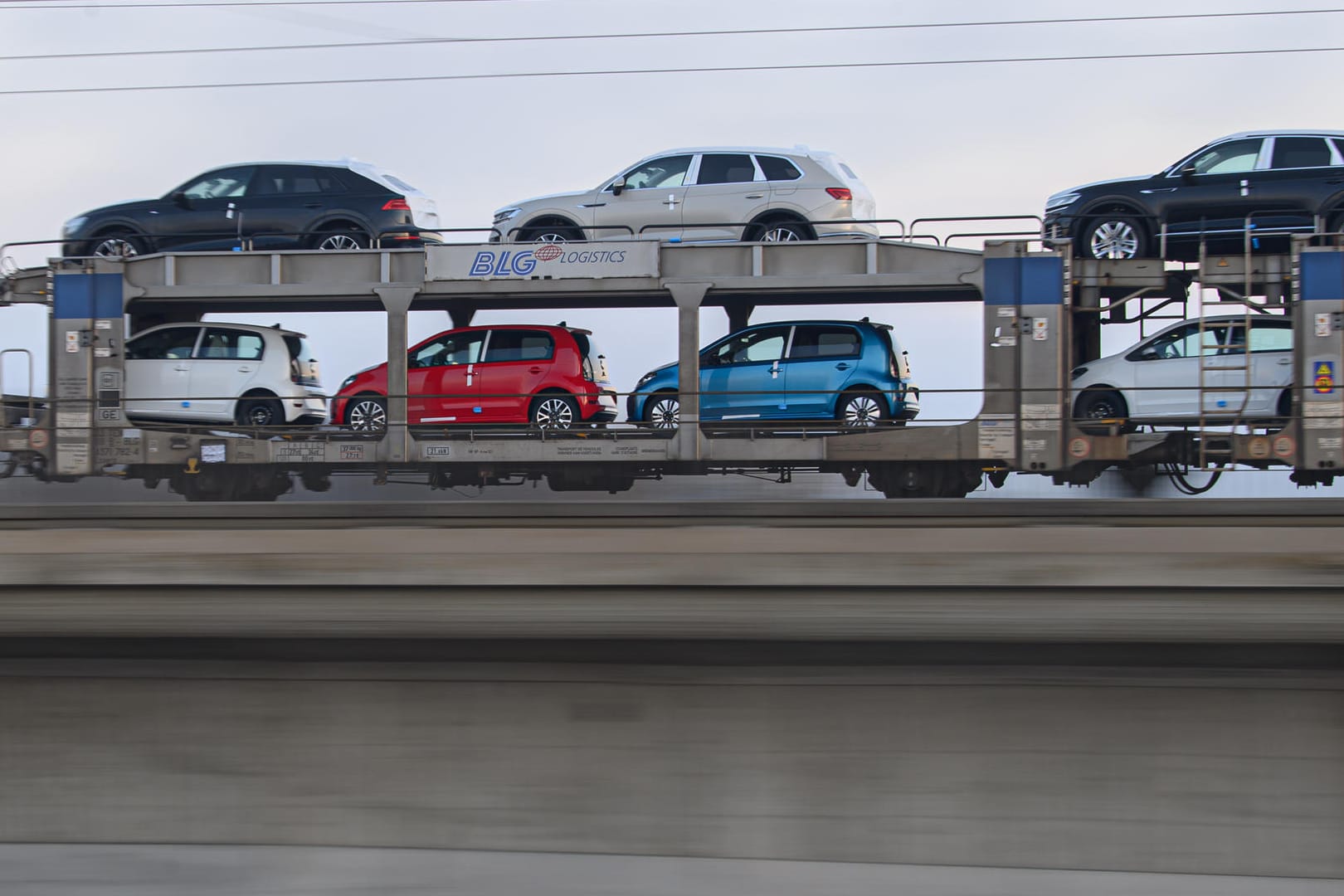 Güterzug mit Neuwagen: Auf dem deutschen Automarkt sind Neuwagen gegenwärtig so teuer wie noch nie.