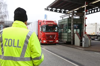 Ein Zollbeamter kontrolliert ein Fahrzeug (Archivbild): Zur Rekordbilanz verhalf auch Europas größter Kokainfund im Hamburger Hafen.