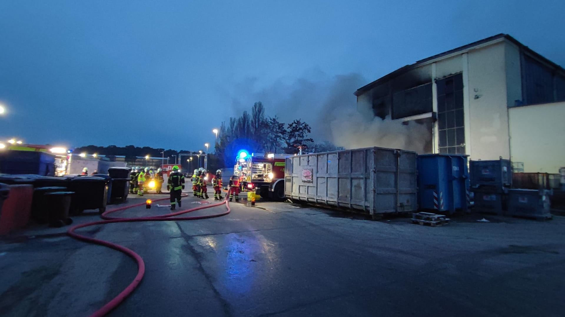 Brand in Ludwigsfelde: Am Morgen kämpften Einsatzkräfte mit den Flammen der Lagerhalle.